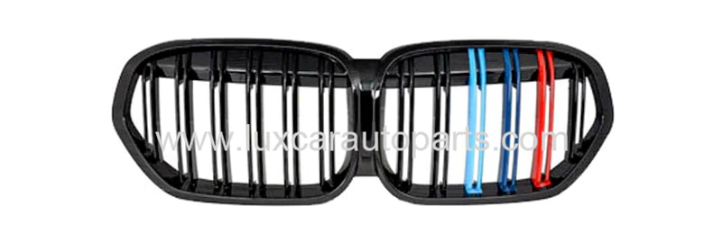 bmw-x1-f48-lci-m-grille-m-color-stripes.webp